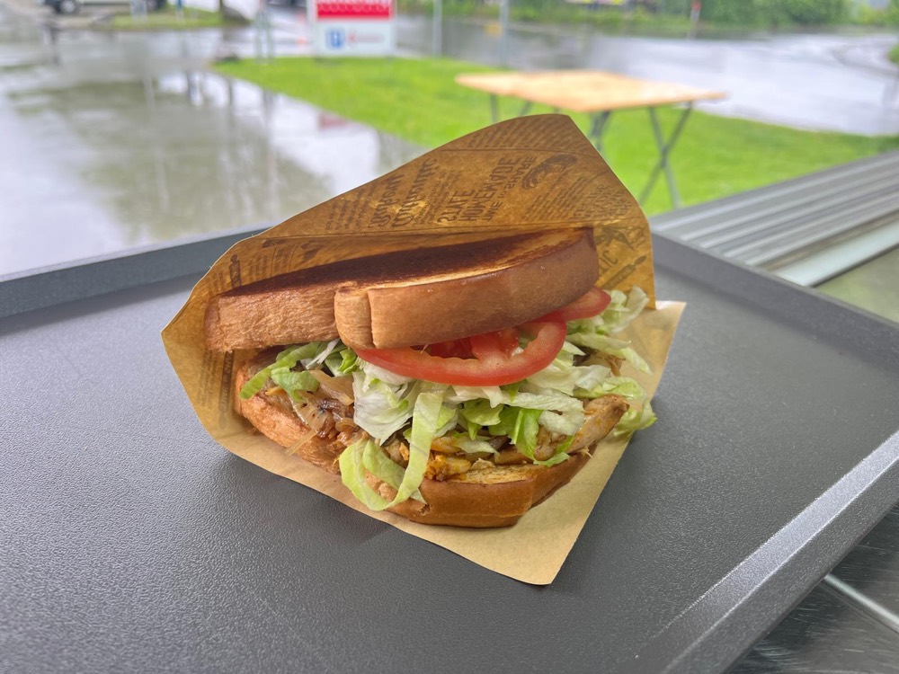 Chickensandwich mit Salat und Tomate im getoasteten Brot