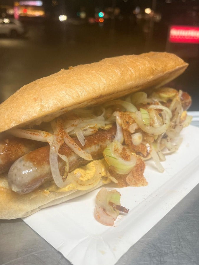 Choripán – gegrillte Chorizo im Baguette mit geschmorten Zwiebeln