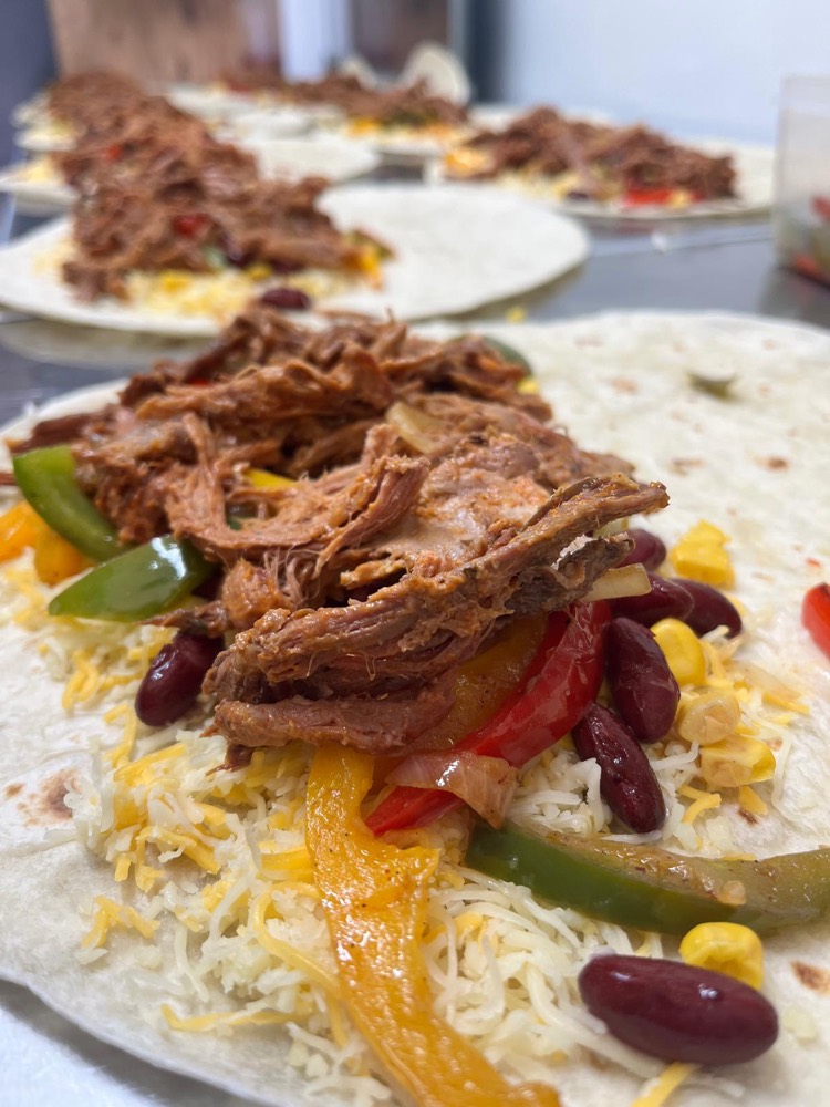Offene Quesadilla mit Pulled Beef, Paprika, Käse und Mais