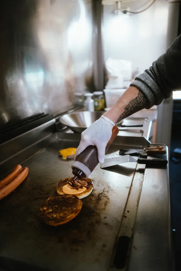 Sauce kommt auf den Burger