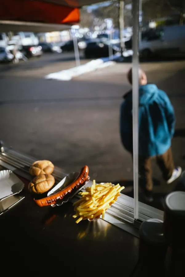 Currywurst mit Pommes an der Ausgabe