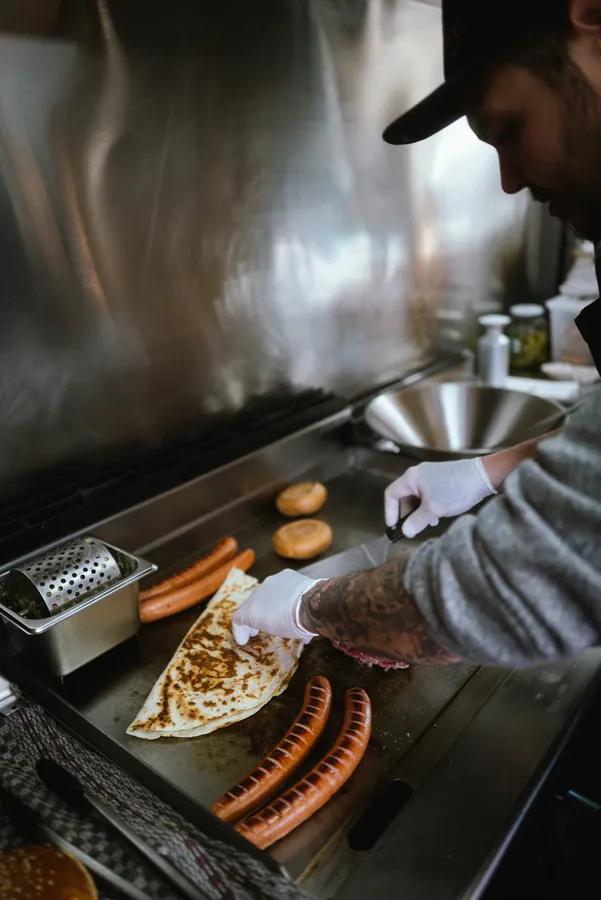 Manuel am Grill mit Würsten und Quesadilla