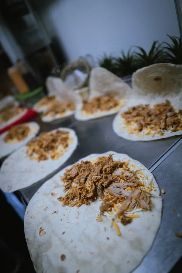 Tortillas mit Pulled Pork in Vorbereitung