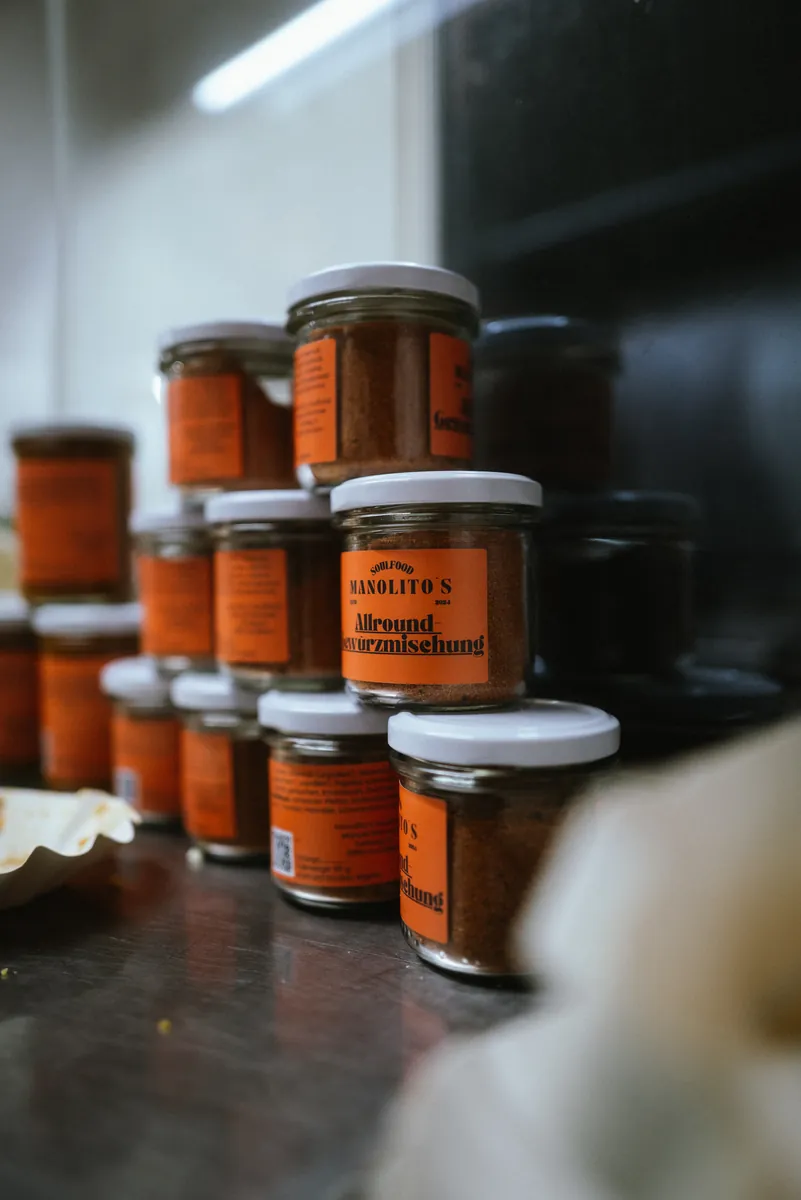 Selbstgemachtes im Glas mit Manolito's Etikett, gestapelt