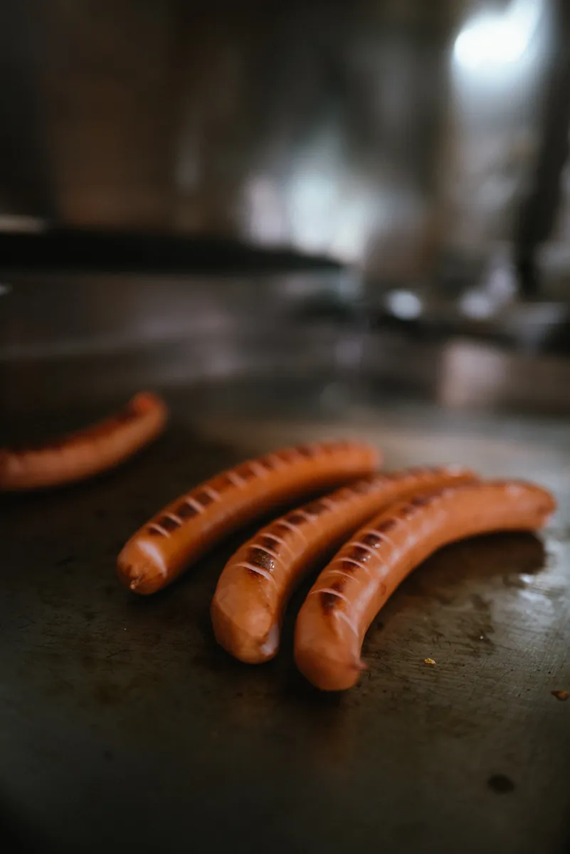 Würste vom regionalen Metzger auf dem Grill