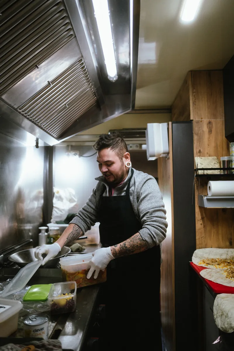 Manuel Kemmer beim Kochen im Foodtruck