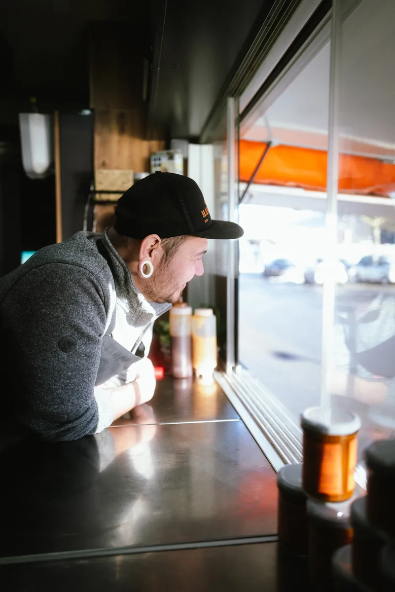 Manuel an der Theke des Foodtrucks